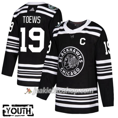 Lapsille NHL Chicago Blackhawks Pelipaita Jonathan Toews 19 2019 Winter Classic Adidas Musta Authentic Lapsille NHL Chicago Blackhawks Pelipaita Jonathan Toews 19 2019 Winter Classic Adidas Musta Authentic